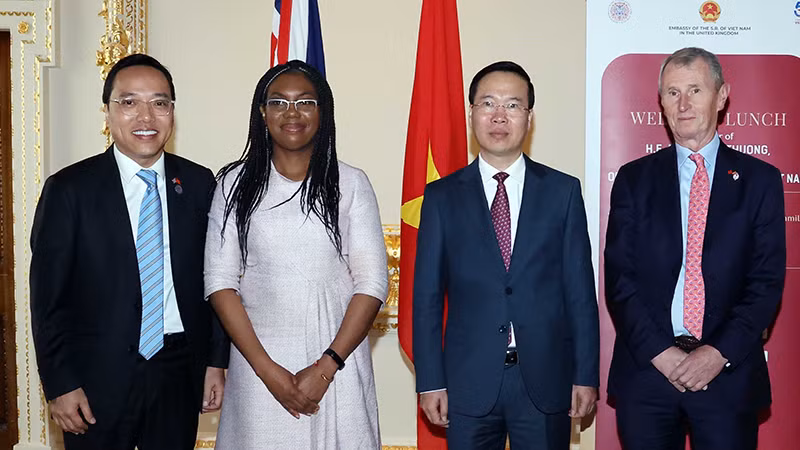 Chủ tịch nước Võ Văn Thưởng với Phó Chủ tịch Hạ viện Anh Nigel Evans và Bộ trưởng Kinh doanh và Thương mại Anh Kemi Badenoch. (Ảnh TTXVN ) Chủ tịch nước Võ Văn Thưởng với Phó Chủ tịch Hạ viện Anh Nigel Evans và Bộ trưởng Kinh doanh và Thương mại Anh Kemi Badenoch. (Ảnh TTXVN )