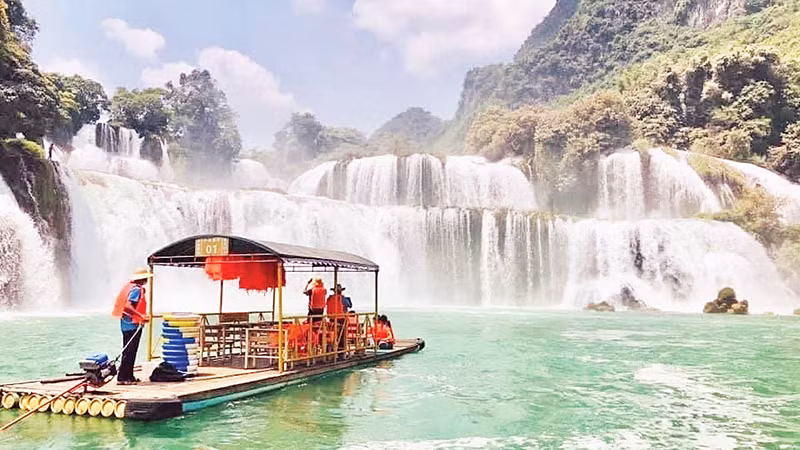 Dịch vụ du thuyền phục vụ du khách tại thác Bản Giốc. Dịch vụ du thuyền phục vụ du khách tại thác Bản Giốc.