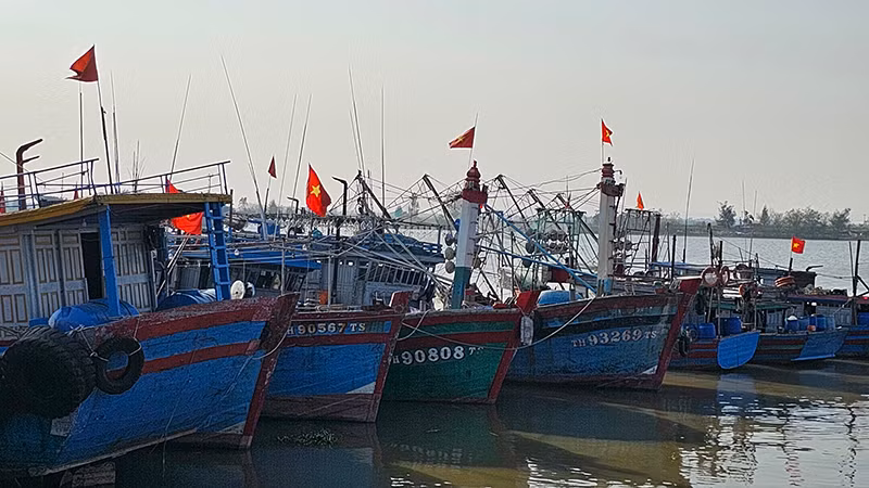 Tàu, thuyền neo đậu tại cảng cá bên cửa Hới (TP Sầm Sơn, tỉnh Thanh Hóa).