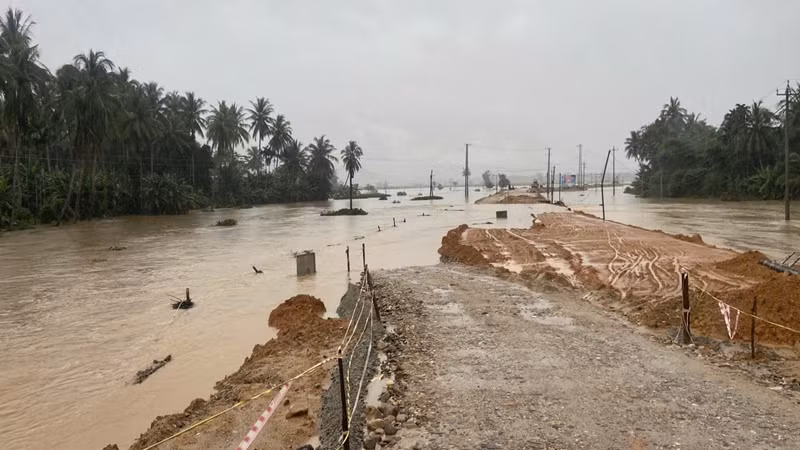 Mưa lớn khiến giao thông một số tuyến đường bị chia cắt.