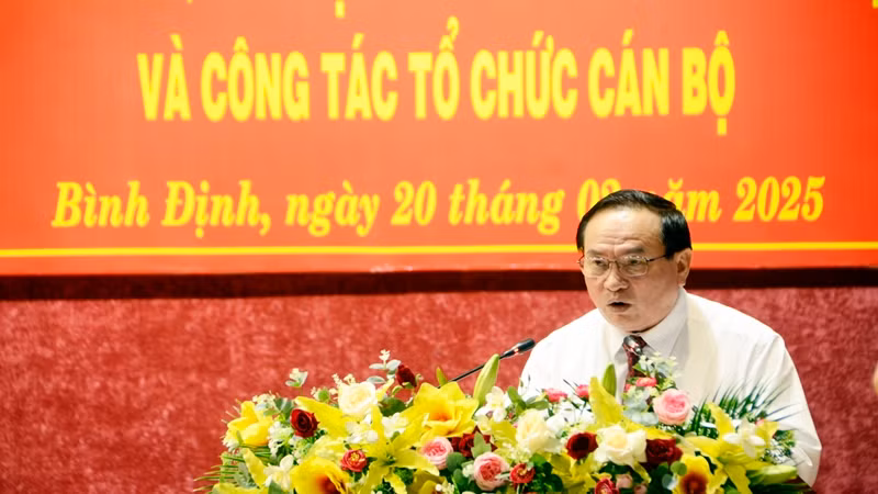 Đồng chí Nguyễn Giờ, Trưởng ban Tổ chức Tỉnh ủy công bố về công tác tổ chức, cán bộ.