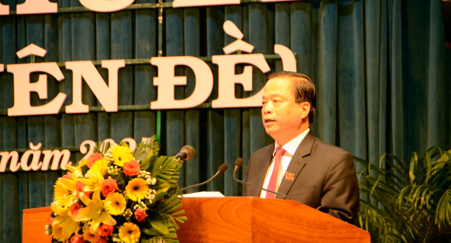Đồng chí Nguyễn Tuấn Thanh, Phó Chủ tịch Thường trực Ủy ban nhân dân tỉnh Bình Định báo cáo đánh giá bổ sung kết quả thực hiện các chỉ tiêu kinh tế-xã hội và giải ngân vốn đầu tư công năm 2024.