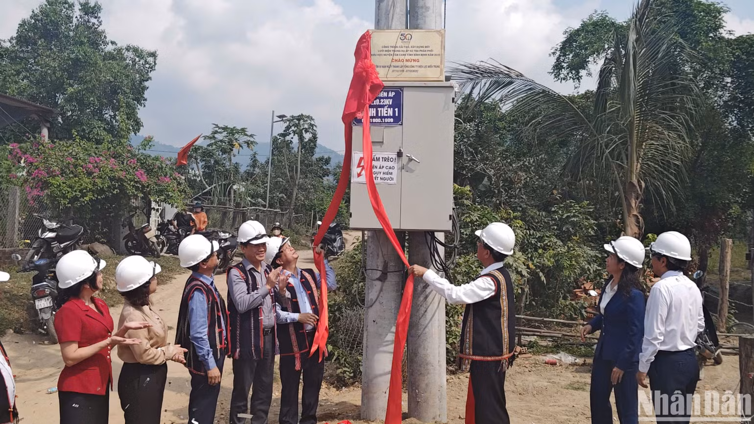 Sau 50 năm thống nhất đất nước, làng Canh Tiến đã chính thức có điện. Sau 50 năm thống nhất đất nước, làng Canh Tiến đã chính thức có điện.