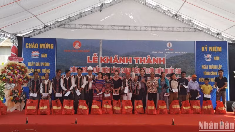 Lãnh đạo Ủy ban nhân dân tỉnh trao tặng quà cho bà con làng Canh Tiến. Lãnh đạo Ủy ban nhân dân tỉnh trao tặng quà cho bà con làng Canh Tiến.