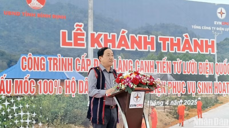 Chủ tịch Ủy ban nhân dân tỉnh Phạm Anh Tuấn phát biểu tại buổi lễ. Chủ tịch Ủy ban nhân dân tỉnh Phạm Anh Tuấn phát biểu tại buổi lễ.