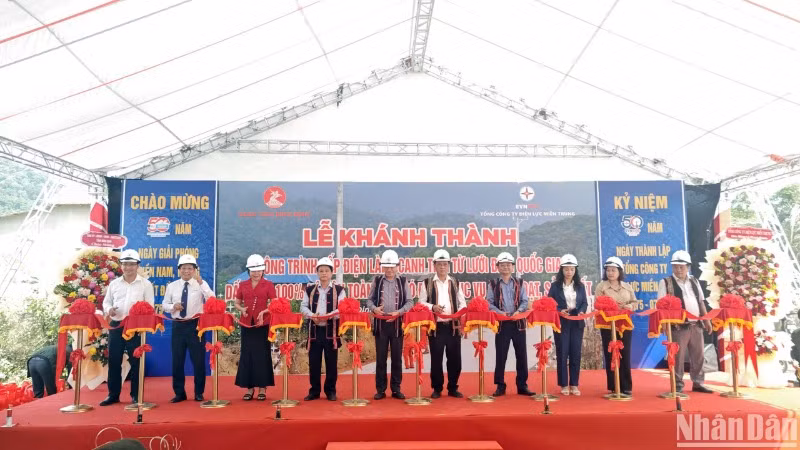 Các đại biểu cắt băng khánh thành công trình. Các đại biểu cắt băng khánh thành công trình.