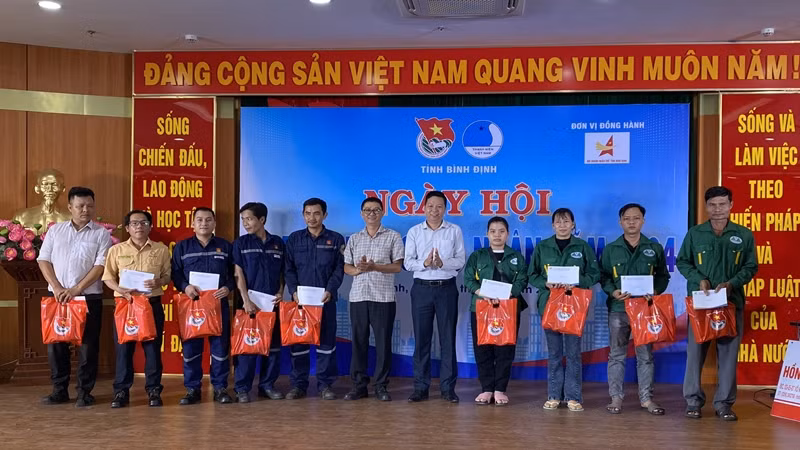 Tặng quà cho các anh, chị thanh niên công nhân có hoàn cảnh khó khăn làm việc tại Khu kinh tế Nhơn Hội.
