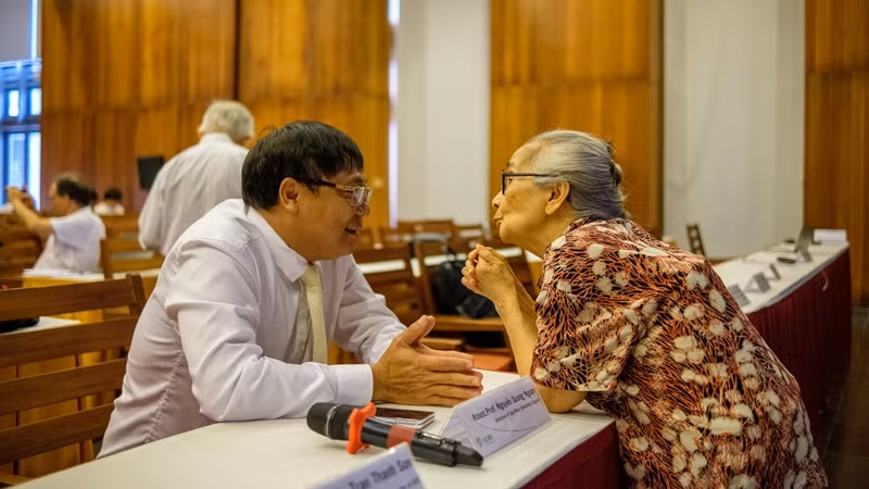 Các nhà khoa học trao đổi niềm đam mê khoa học tại buổi lễ.