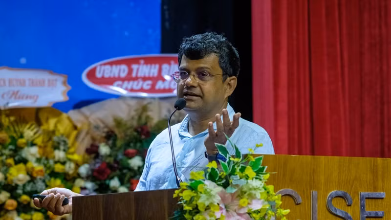 Giáo sư Atish Dabholkar, Giám đốc Trung tâm ICTP phát biểu tại lễ kỷ niệm.