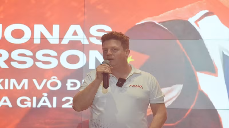 Nhà vô địch thế giới Jonas Andersson chia sẻ ý kiến tại buổi lễ.