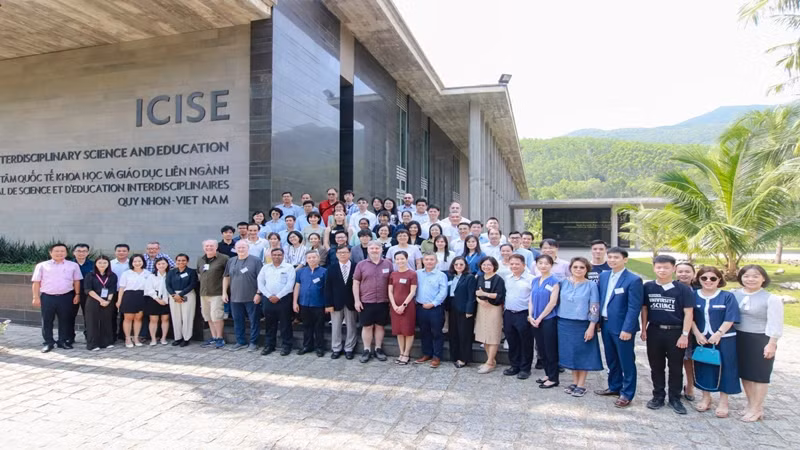 Các nhà nghiên cứu khoa học chụp ảnh lưu niệm tại Trung tâm Quốc tế Khoa học và Giáo dục Liên ngành (ICISE). Các nhà nghiên cứu khoa học chụp ảnh lưu niệm tại Trung tâm Quốc tế Khoa học và Giáo dục Liên ngành (ICISE).
