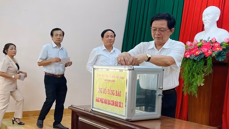 Lãnh đạo tỉnh Bình Định tham gia ủng hộ đồng bào các tỉnh phía bắc bị ảnh hưởng bởi siêu bão Yagi. Lãnh đạo tỉnh Bình Định tham gia ủng hộ đồng bào các tỉnh phía bắc bị ảnh hưởng bởi siêu bão Yagi.