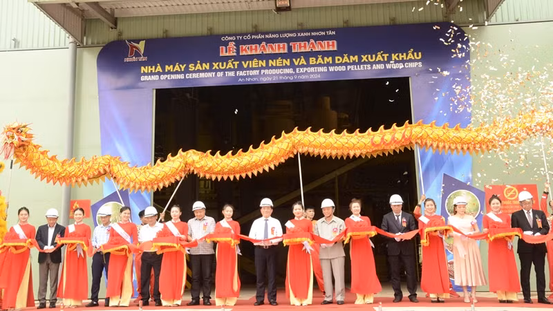 Các đại biểu cắt băng khánh thành nhà máy. Các đại biểu cắt băng khánh thành nhà máy.