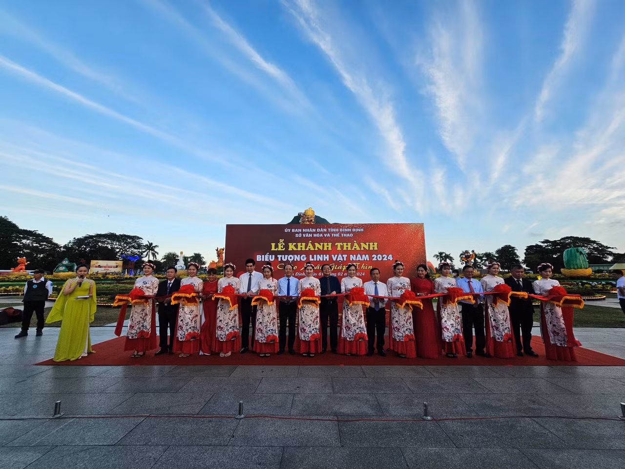 Lãnh đạo tỉnh Bình Định cắt băng khánh thành biểu tượng linh vật năm 2024. Lãnh đạo tỉnh Bình Định cắt băng khánh thành biểu tượng linh vật năm 2024.
