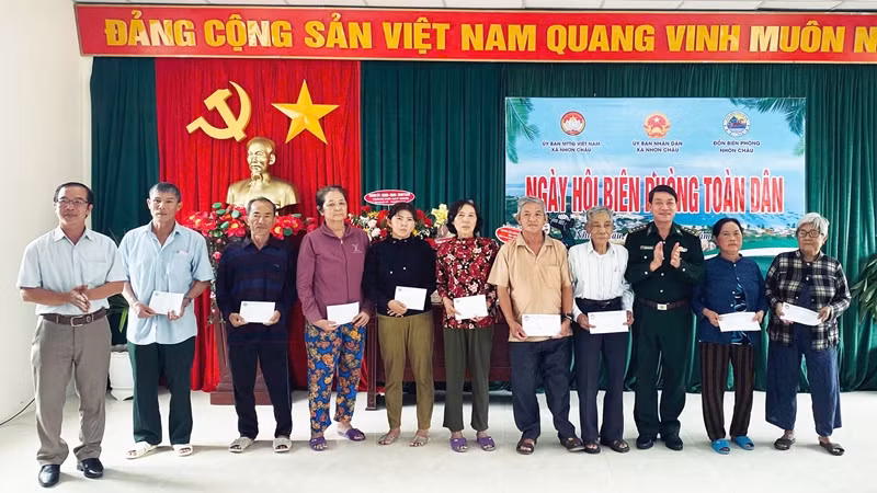 Tặng quà các gia đình có hoàn cảnh khó khăn.