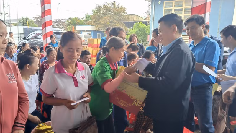 Nhiều người vui vẻ nhận quà từ Bộ trưởng Tài chính.