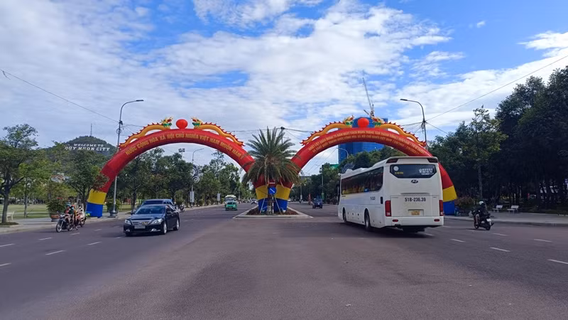 Đường phố Quy Nhơn luôn sạch, đẹp chào đón du khách thập phương. Đường phố Quy Nhơn luôn sạch, đẹp chào đón du khách thập phương.
