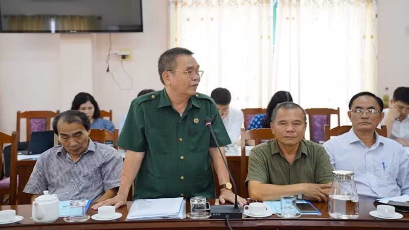 Cử tri nêu kiến nghị với đoàn đại biểu Quốc hội.
