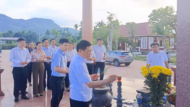 Bộ trưởng Tài chính thắp hương tưởng niệm nhà chí sĩ yêu nước Tăng Bạt Hổ.