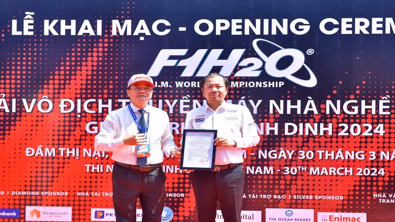 Ông Trần Việt Anh nhận Quyết định thành lập Liên đoàn Thuyền máy thể thao Việt Nam. Ông Trần Việt Anh nhận Quyết định thành lập Liên đoàn Thuyền máy thể thao Việt Nam.