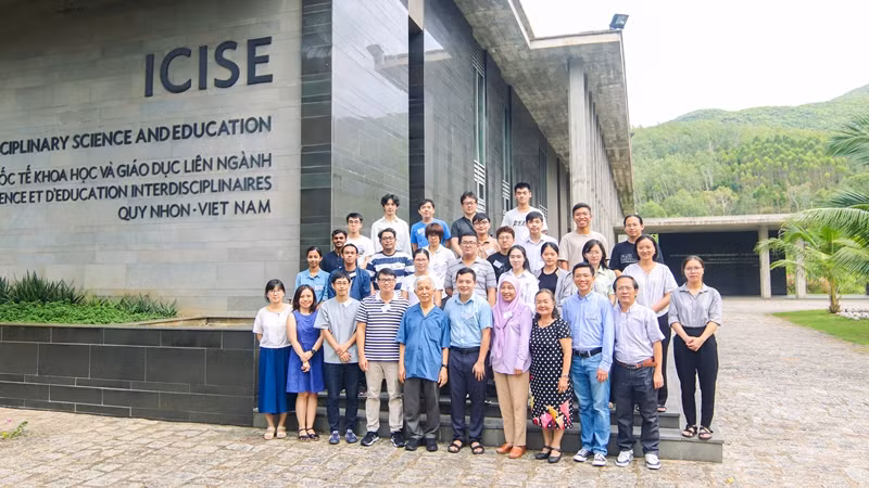 Các nhà khoa học chụp ảnh lưu niệm cùng học viên tại Trung tâm ICISE.