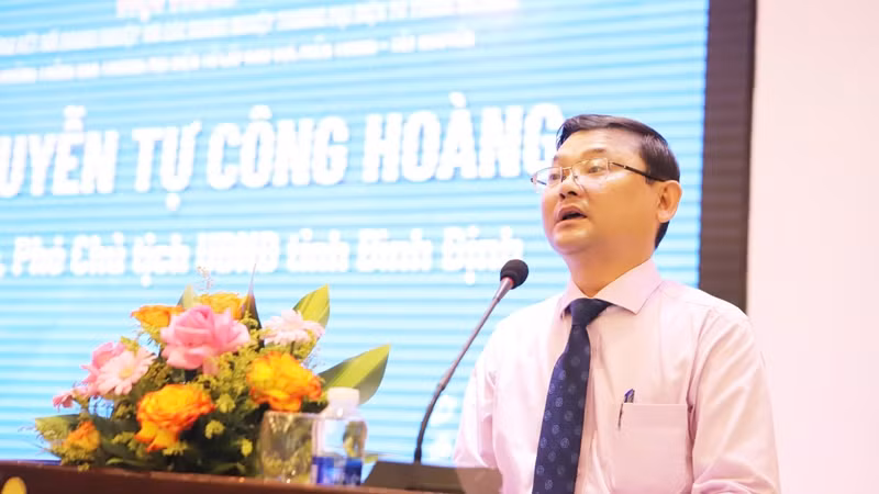 Đồng chí Nguyễn Tự Công Hoàng, Phó Chủ tịch Ủy ban nhân dân tỉnh Bình Định phát biểu tại hội nghị. Đồng chí Nguyễn Tự Công Hoàng, Phó Chủ tịch Ủy ban nhân dân tỉnh Bình Định phát biểu tại hội nghị.