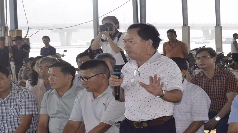 Bà con ngư dân đã có những chia sẻ tâm tư, nguyện vọng với Bộ trưởng tại cảng cá Đề Gi.