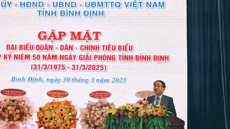 Chủ tịch Ủy ban nhân dân tỉnh Phạm Anh Tuấn phát biểu tại buổi gặp mặt.