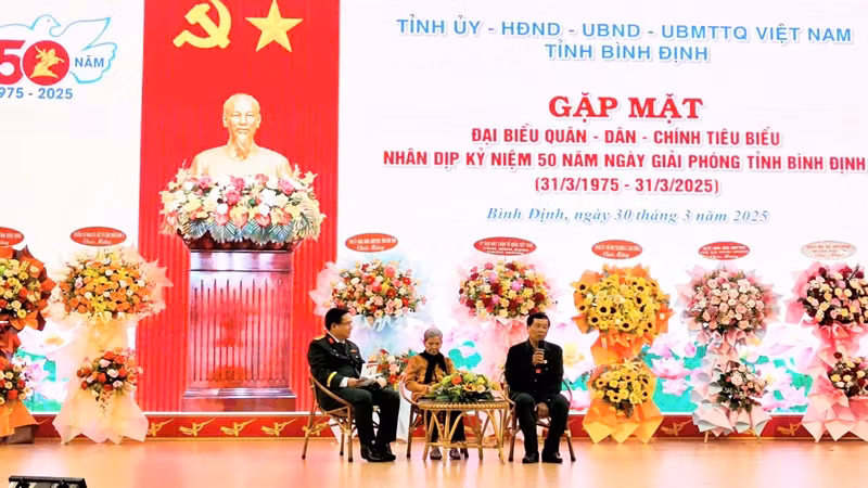 Các anh hùng giao lưu, chia sẻ quý báu nhiều kinh nghiệm tại buổi gặp mặt.