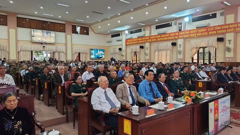 Buổi gặp mặt có sự hiện diện đông đảo Anh hùng lực lượng vũ trang trong tỉnh.