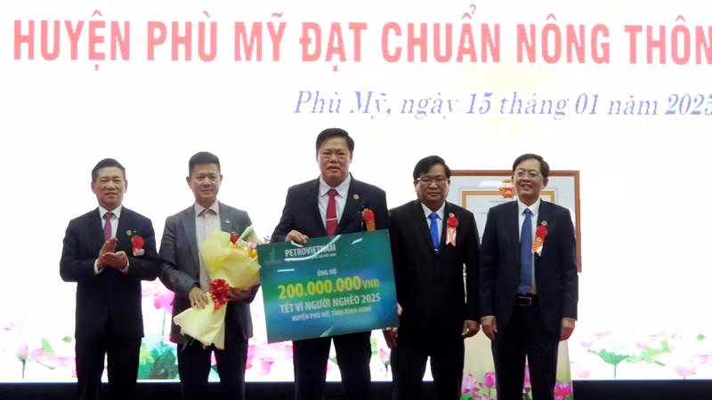 Đại diện Tập đoàn Dầu khí quốc gia Việt Nam trao ủng hộ cho Quỹ “Tết vì người nghèo” năm 2025.