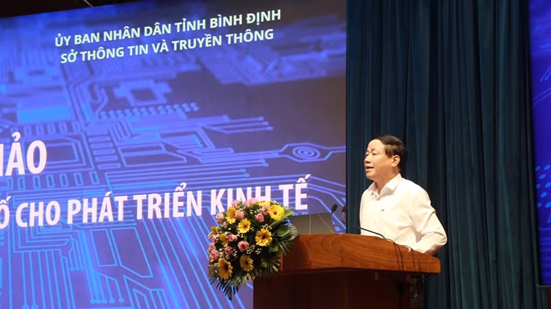 Chủ tịch Ủy ban nhân dân tỉnh Bình Định Phạm Anh Tuấn phát biểu tại hội thảo. Chủ tịch Ủy ban nhân dân tỉnh Bình Định Phạm Anh Tuấn phát biểu tại hội thảo.