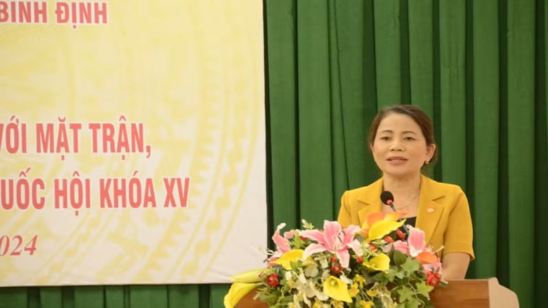 Chủ tịch Ủy ban Mặt trận Tổ quốc Việt Nam tỉnh Bình Định Nguyễn Thị Phong Vũ phát biểu tại hội nghị.