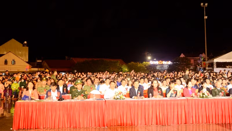 Đông đảo bà con nhân dân tham dự lễ kỷ niệm.