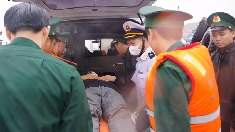 Lực lượng chức năng nhanh chóng đưa thuyền viên nước ngoài đi cấp cứu.