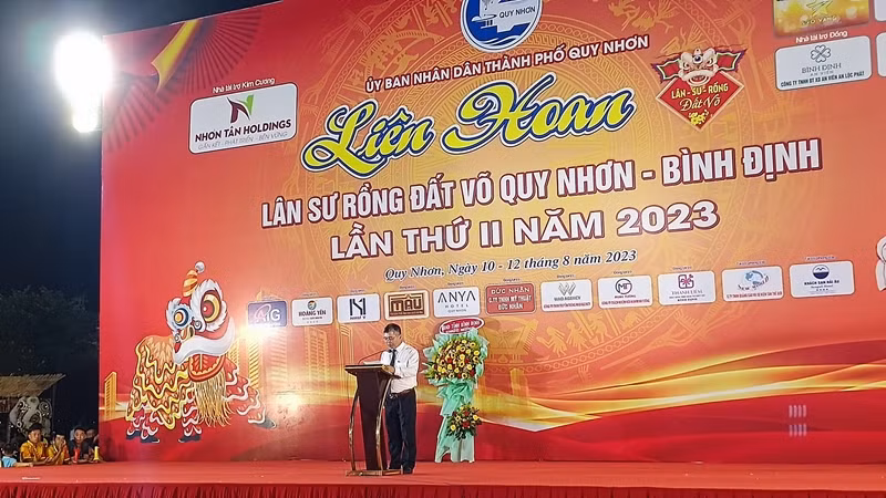 Phó Chủ tịch UBND thành phố Quy Nhơn Nguyễn Phương Nam phát biểu tại lễ khai mạc.