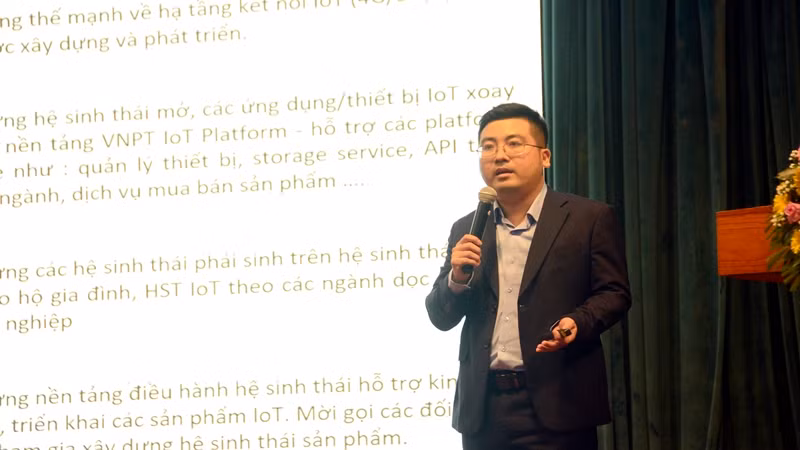Ông Đặng Quí Long, Phó Giám đốc Trung tâm Công nghệ Phần mềm VNPT Technology trình bày tham luận Xây dựng hệ sinh thái IoT cho các hộ gia đình và doanh nghiệp. Ông Đặng Quí Long, Phó Giám đốc Trung tâm Công nghệ Phần mềm VNPT Technology trình bày tham luận Xây dựng hệ sinh thái IoT cho các hộ gia đình và doanh nghiệp.