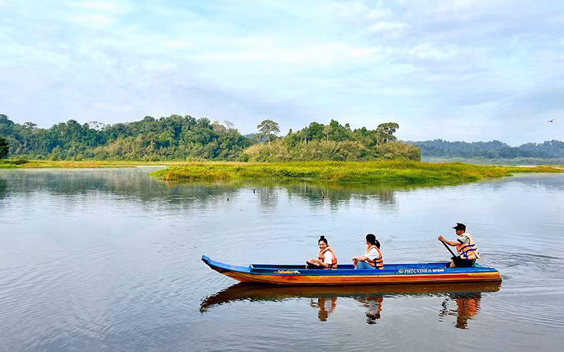 Kiểm lâm viên hướng dẫn du khách khám phá khu Ramsar Bàu Sấu. Kiểm lâm viên hướng dẫn du khách khám phá khu Ramsar Bàu Sấu.