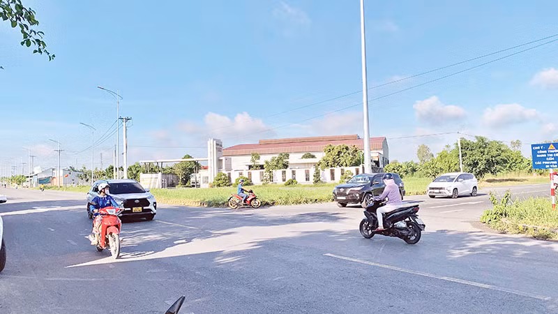 Tại nút giao đường tỉnh 922 với Quốc lộ 91B, lưu lượng xe đông nhưng không còn đèn tín hiệu giao thông.