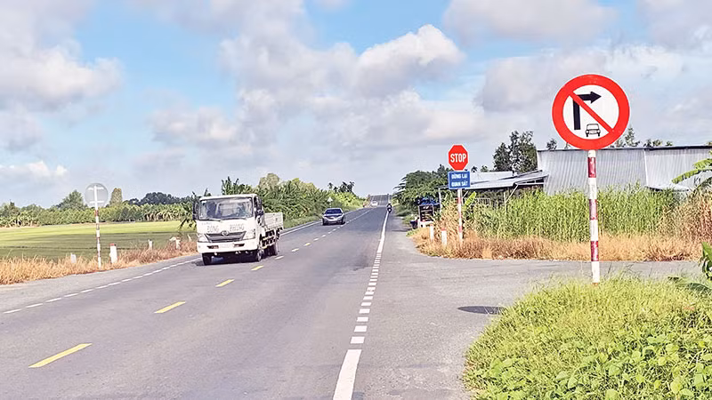 Nút giao đường tỉnh 922 với đường giao thông gần chân cầu trên địa bàn quận Ô Môn, tiềm ẩn nguy cơ tai nạn giao thông.