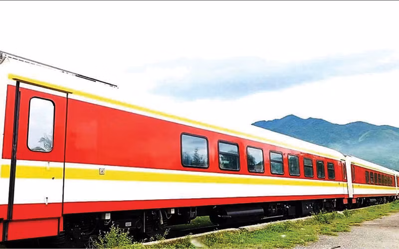 Tàu SNT6/SNT3 chạy tuyến Sài Gòn - Nha Trang.