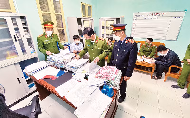 Cơ quan chức năng thực hiện khám xét tại CDC Thừa Thiên Huế. Ảnh: Phương Thủy Cơ quan chức năng thực hiện khám xét tại CDC Thừa Thiên Huế. Ảnh: Phương Thủy