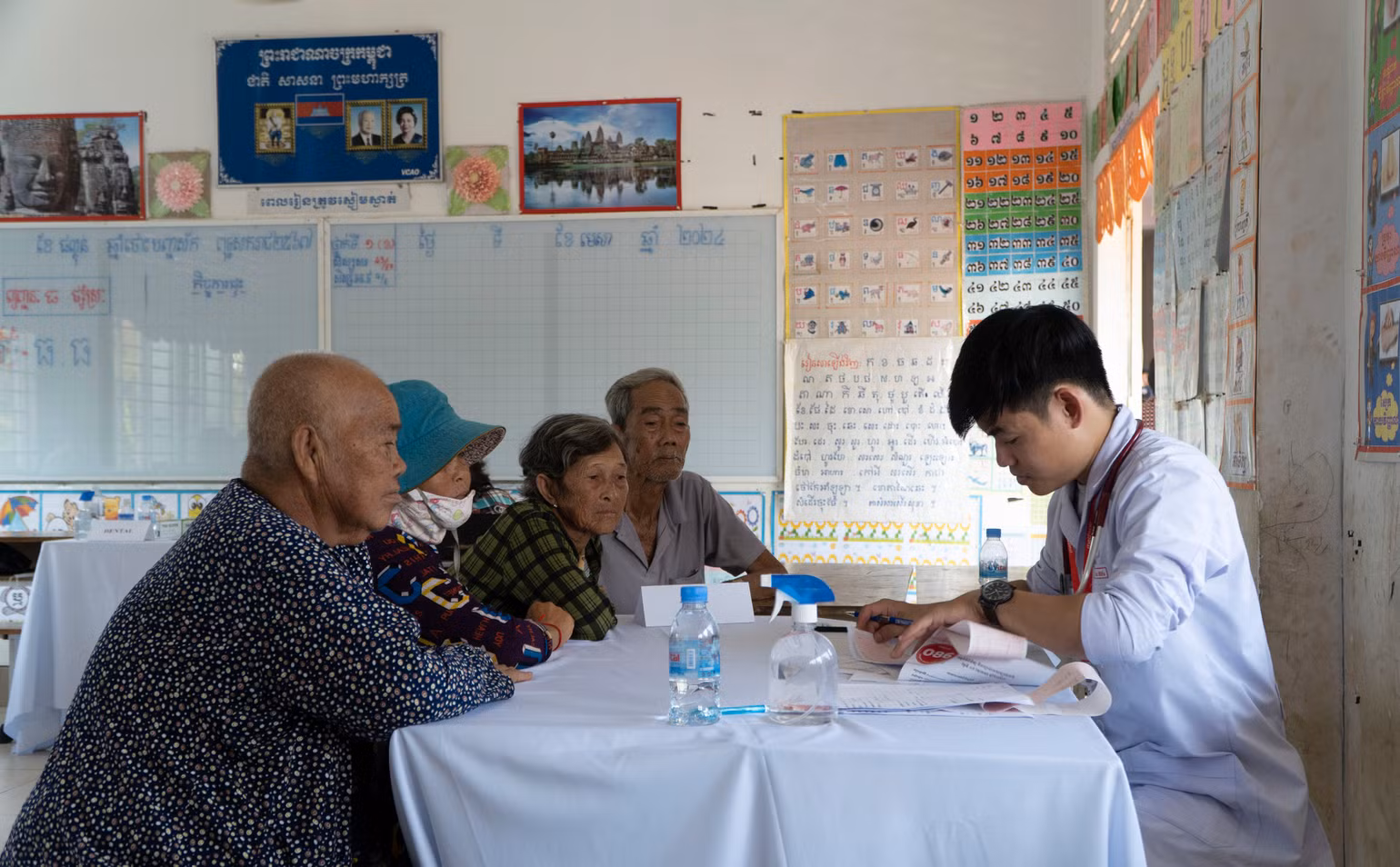 Bà Trương Thị Duyên được bác sĩ tư vấn khám bệnh (Ảnh: Nguyễn Hiệp)