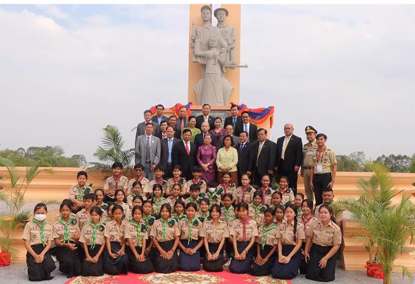 Đài Hữu nghị Việt Nam-Campuchia tỉnh Svay Rieng được xây dựng trong khuôn viên có diện tích khoảng 7.500m2. Ảnh: NGUYỄN HIỆP Đài Hữu nghị Việt Nam-Campuchia tỉnh Svay Rieng được xây dựng trong khuôn viên có diện tích khoảng 7.500m2. Ảnh: NGUYỄN HIỆP