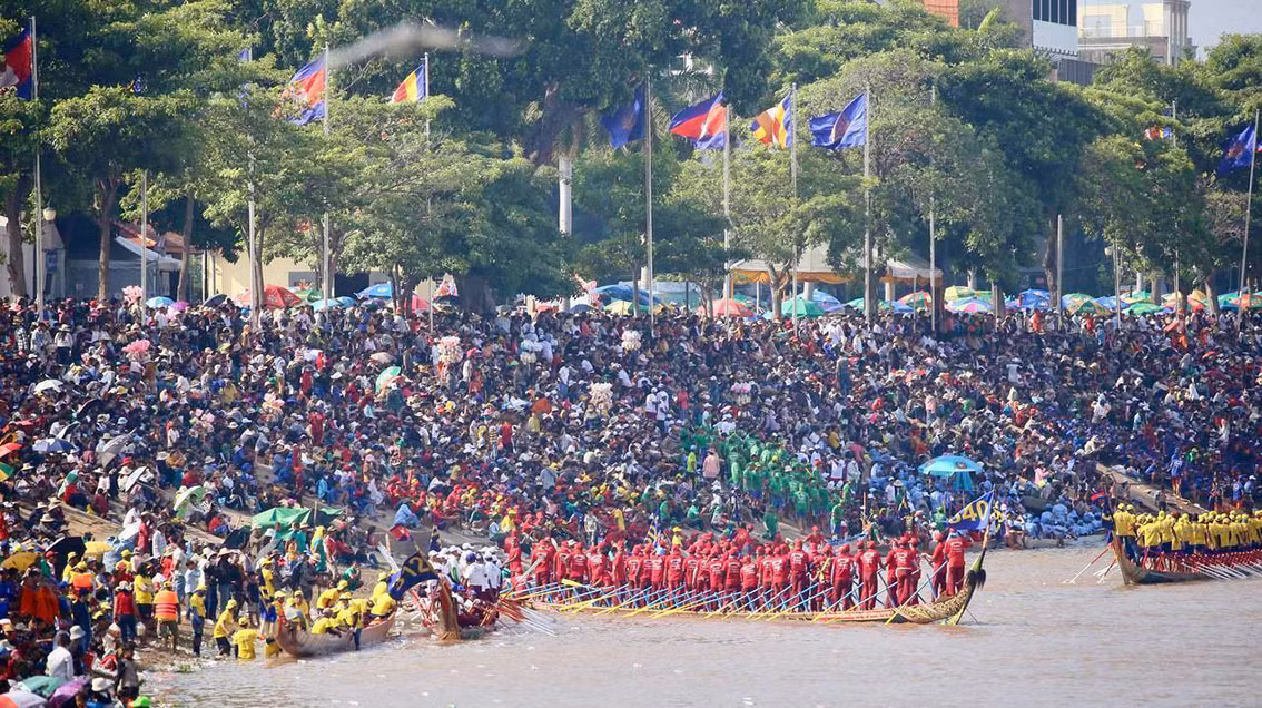 Hàng nghìn du khách trong và ngoài nước đã đến xem đua thuyền trên đoạn sông Sap trước Hoàng cung. (Ảnh: HUY VŨ)