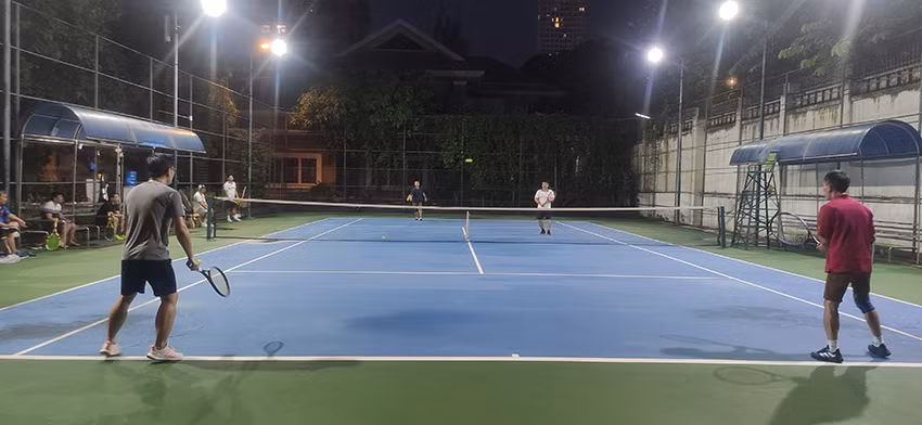 Thi đấu môn tennis trong sân của Đại sứ quán Việt Nam tại Thủ đô Phnom Penh (Ảnh: Nguyễn Hiệp)
