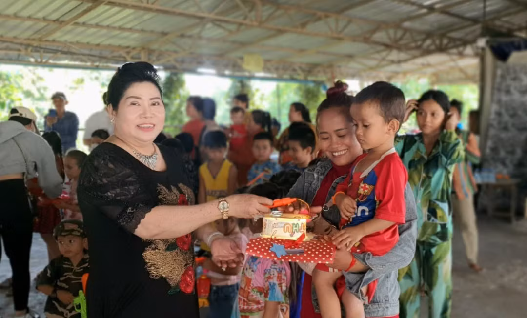 Ban Chấp hành tỉnh Hội và các nhà hảo tâm tặng quà Trung thu cho các cháu (Ảnh: Nguyễn Hiệp)