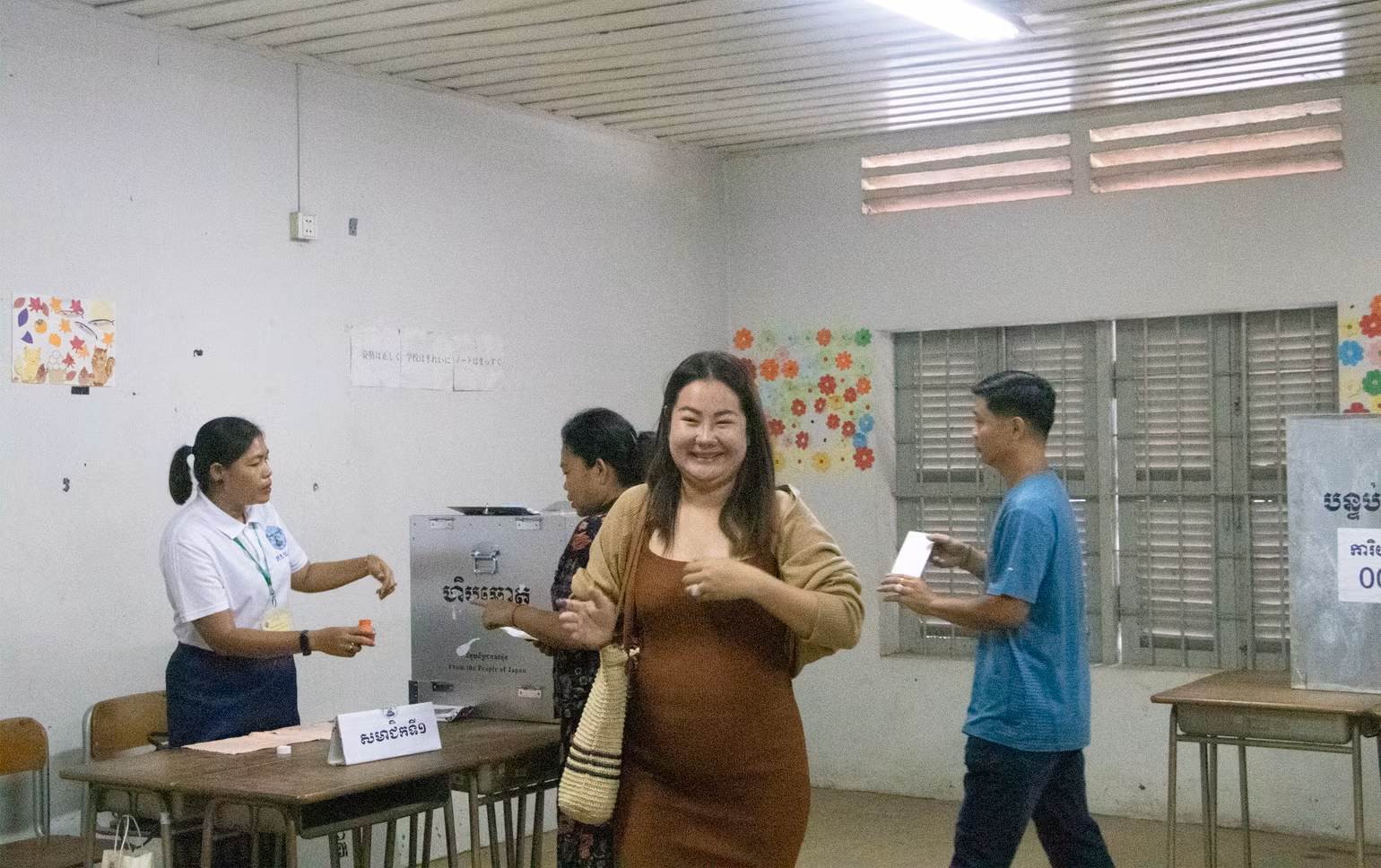Cử tri bày tỏ niềm vui đi bầu cử.