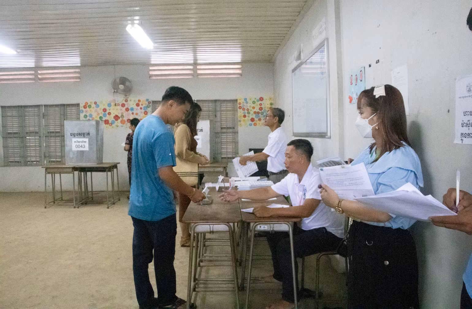 Cử tri được Ban tổ chức hướng dẫn tỉ mỉ thủ tục bầu cử.