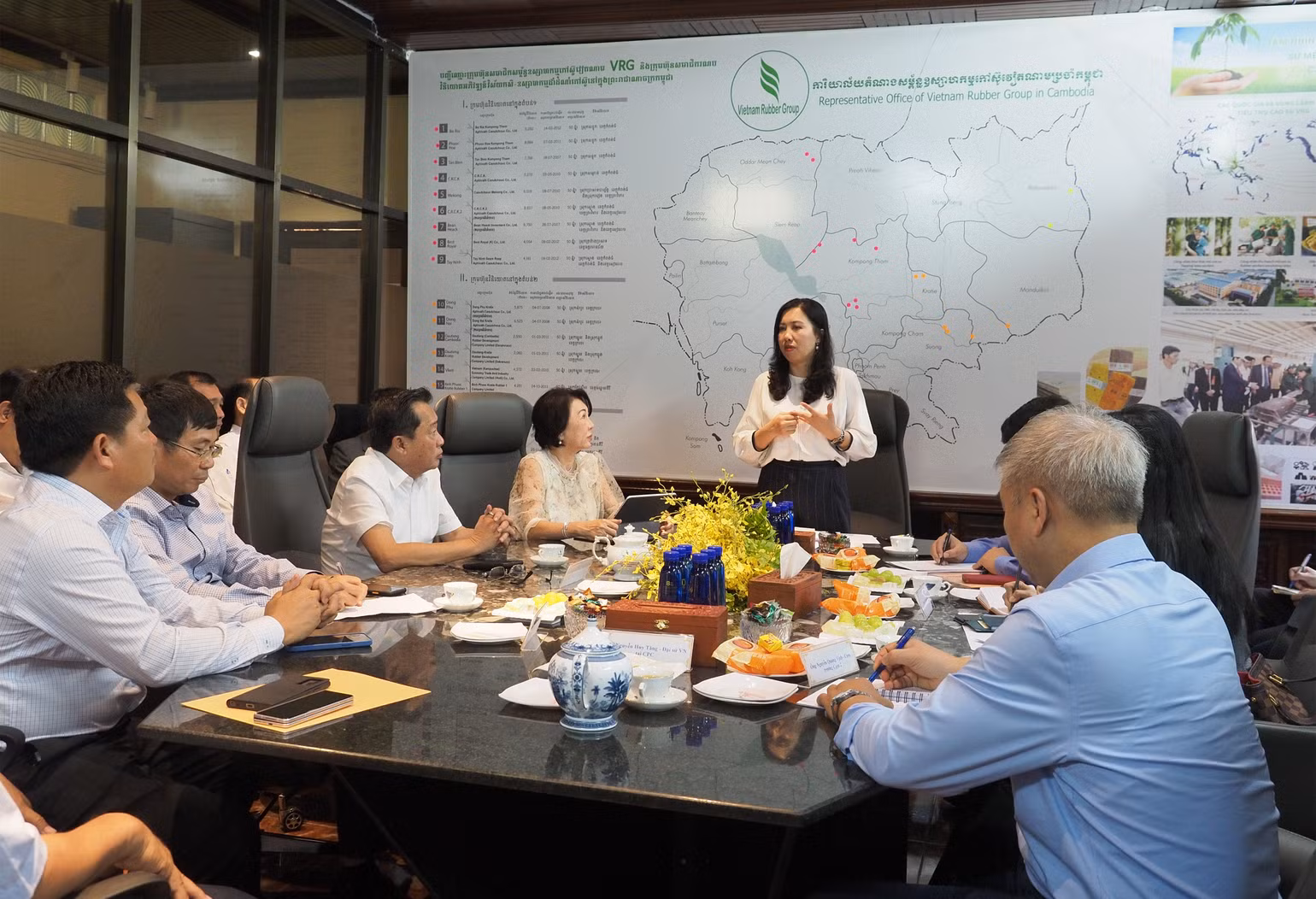Thứ trưởng Lê Thị Thu Hằng làm việc với Câu lạc bộ Doanh nghiệp Việt Nam tại Campuchia. (Ảnh: Nguyễn Hiệp) Thứ trưởng Lê Thị Thu Hằng làm việc với Câu lạc bộ Doanh nghiệp Việt Nam tại Campuchia. (Ảnh: Nguyễn Hiệp)